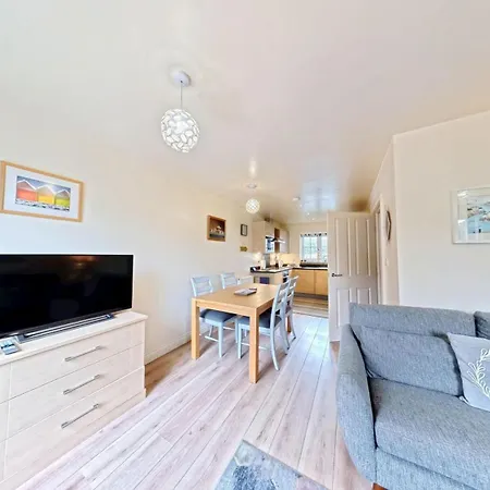 Mirobelle Cottage- Part Of The The Bay Village With Pool, Gym And Direct Access, Pub, Restaurant, Tennis And Meadows Walks *