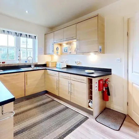 Mirobelle Cottage- Part Of The The Bay Village With Pool, Gym And Direct Access, Pub, Restaurant, Tennis And Meadows Walks * Filey