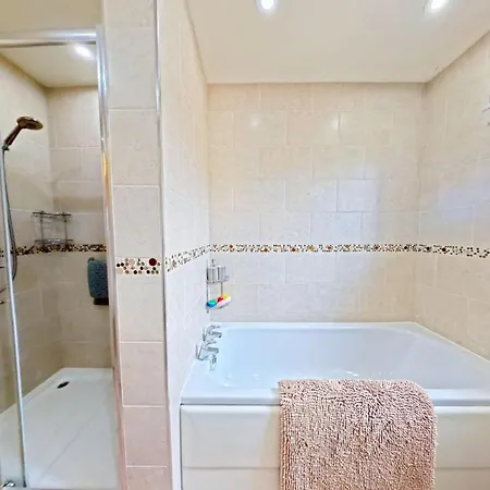 Casa vacanze Mirobelle Cottage- Part Of The The Bay Village With Pool, Gym And Direct Access, Pub, Restaurant, Tennis And Meadows Walks *